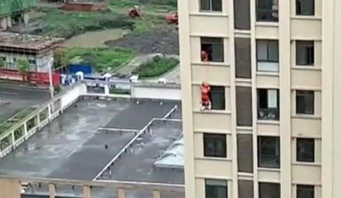 Операция спасения подростка, собравшегося прыгнуть с 12-ого этажа попала на видео камеру в Китае. (Видео)