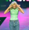 Британская певица попала под «струю» зелёной слизи на музыкальном фестивале 4