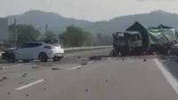 Водитель легковушки крайне неудачно «подрезал» грузовик в Китае (Видео)