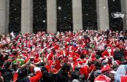 Тысячи разнополых «Санта - Клаусов» вышли на улицы Вуллонгонга, Лондона и Нью - Йорка + зомби вечеринка в Австралии (Видео) 145