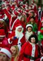 Тысячи разнополых «Санта - Клаусов» вышли на улицы Вуллонгонга, Лондона и Нью - Йорка + зомби вечеринка в Австралии (Видео) 84