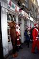 Тысячи разнополых «Санта - Клаусов» вышли на улицы Вуллонгонга, Лондона и Нью - Йорка + зомби вечеринка в Австралии (Видео) 103