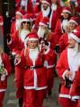 Тысячи разнополых «Санта - Клаусов» вышли на улицы Вуллонгонга, Лондона и Нью - Йорка + зомби вечеринка в Австралии (Видео) 87