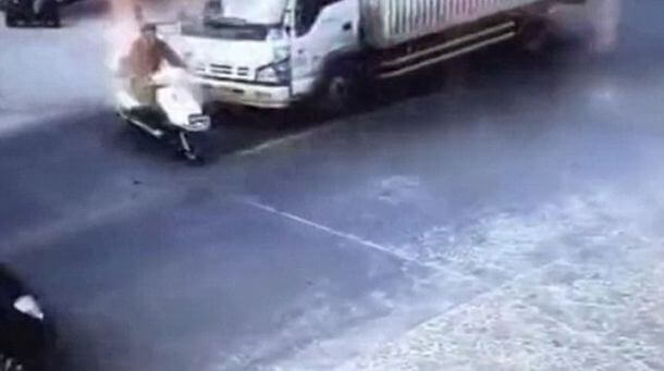 Угонщик скутера попал под колёса фуры в Китае. (Видео)
