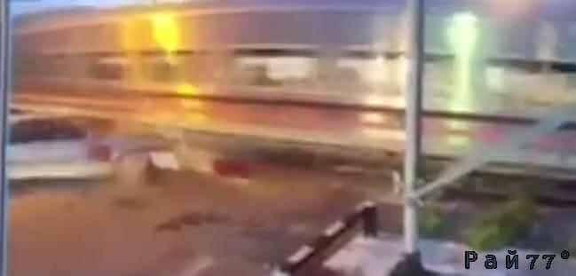 Водитель направил легковой автомобиль под колёса поезда в Тайланде. (Видео)