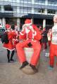 Тысячи разнополых «Санта - Клаусов» вышли на улицы Вуллонгонга, Лондона и Нью - Йорка + зомби вечеринка в Австралии (Видео) 127
