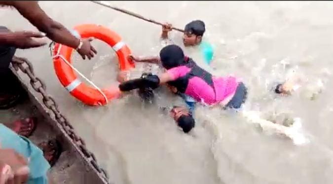 Прохожий «насильно» спас самоубийц, прыгнувших в реку в Индии. (Видео)