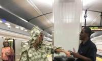 Аргентинская фотомодель, нарядившись в костюм с приклееными долларами, устроила акцию небывалой щедрости в нью-йоркской подземке. (Видео) 7