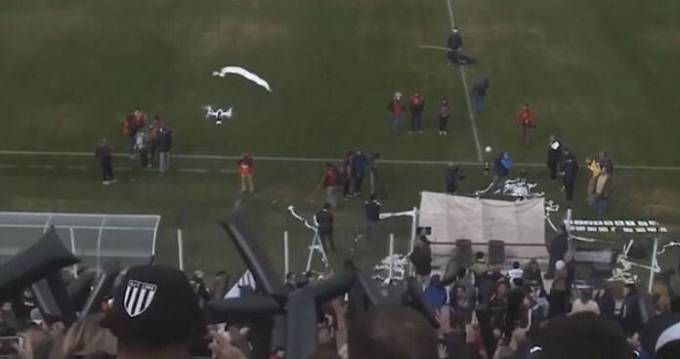 Футбольный болельщик поразил летающий над стадионом дрон рулоном туалетной бумаги. (Видео)