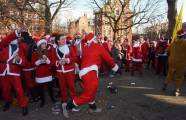 Тысячи разнополых «Санта - Клаусов» вышли на улицы Вуллонгонга, Лондона и Нью - Йорка + зомби вечеринка в Австралии (Видео) 78