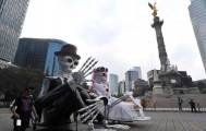 Тысячи мексиканцев приняли участие в параде, посвящённом дню мёртвых в Мехико. (Видео) 18