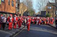 Тысячи разнополых «Санта - Клаусов» вышли на улицы Вуллонгонга, Лондона и Нью - Йорка + зомби вечеринка в Австралии (Видео) 67