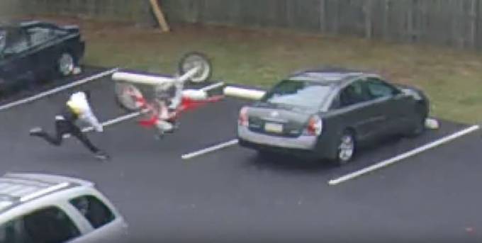 Подросток, не рассчитав мощности своего мотоцикла, совершил крайне неудачный заезд на парковку. (Видео)