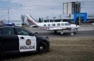 Женщина - пилот посадила самолёт на оживлённой трассе в Канаде (Видео) 2
