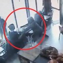 Британские воришки грабят посетителей кафе, не отходя от «кассы». (Видео)