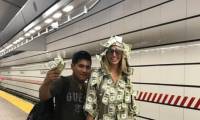 Аргентинская фотомодель, нарядившись в костюм с приклееными долларами, устроила акцию небывалой щедрости в нью-йоркской подземке. (Видео) 8