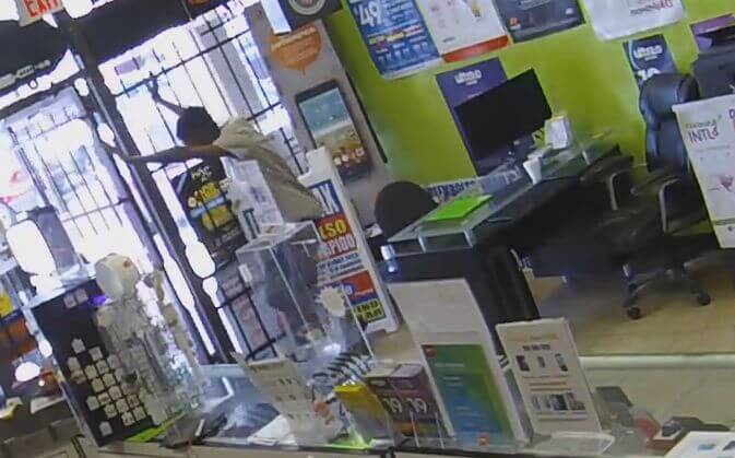 Вооружённый грабитель поднял панику, оказавшись запертым в магазине (Видео)
