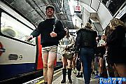Более ста человек приняли участие во всемирном «дне без штанов» в метро Лондона. (Видео) 3