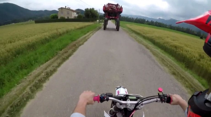 Испанский мотоциклист не стал объезжать трактор, а проехал под ним (Видео)