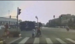 Мотоциклистка не заметила потери малолетнего пассажира на автодороге в Китае (Видео)