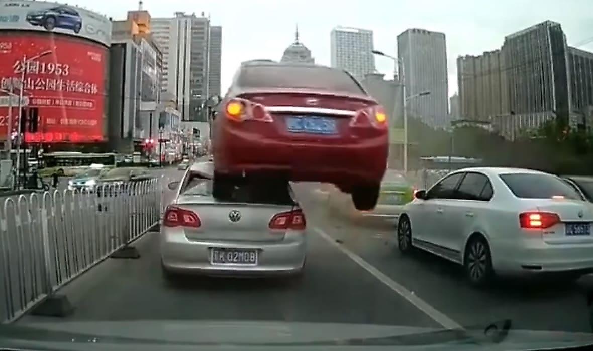 Приземление легковушки на крыше другого автомобиля попало на видео в Китае