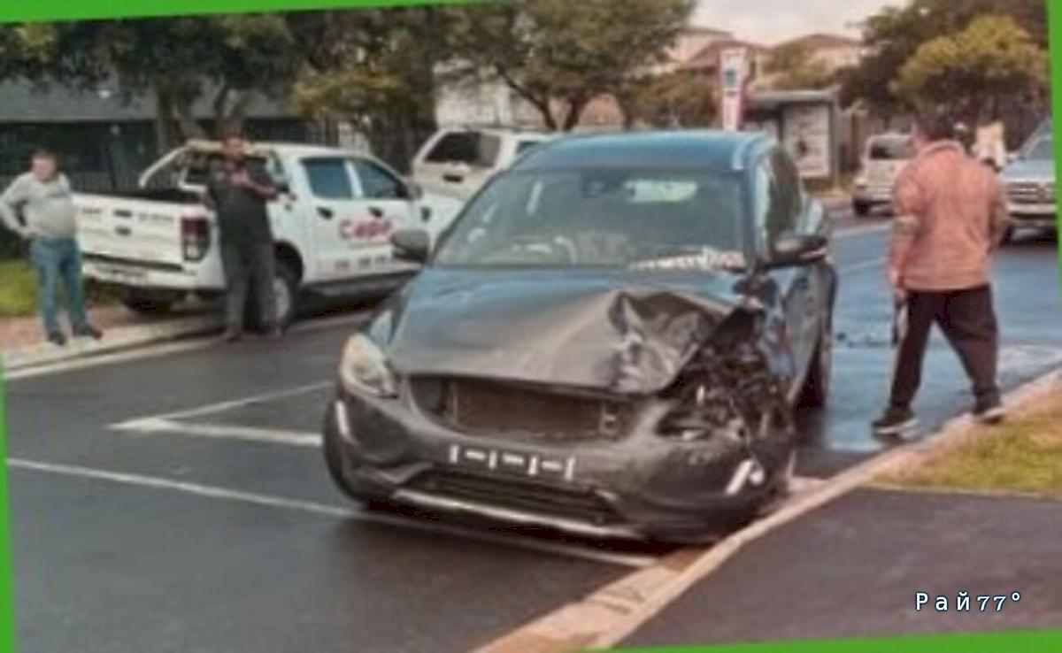 Контейнеровоз, уходя от столкновения с автобусом, врезался в частное жилище в ЮАР ▶️