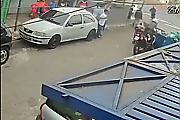Пешеходы, используя мусорку, помешали полицейским поймать мотоциклиста