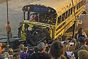 Школьный автобус протаранил забор и чудом не въехал в зрителей во время гонки в США ▶
