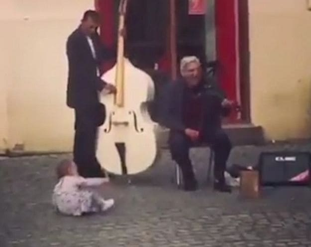 Танцующий малыш украсил выступление двух уличных музыкантов в Турции (Видео)