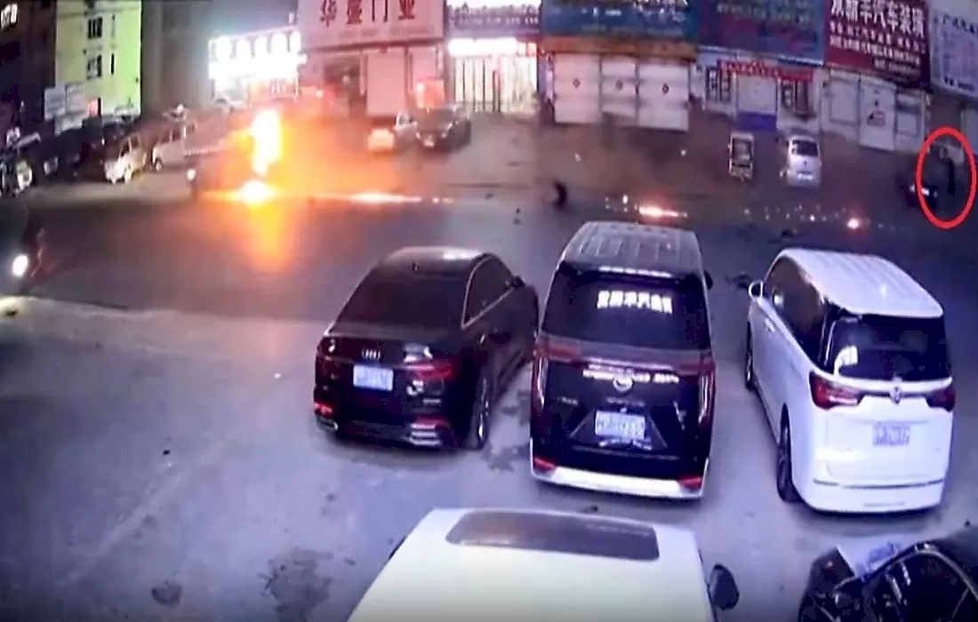 Водитель катапультировался из взорвавшейся легковушки: видео