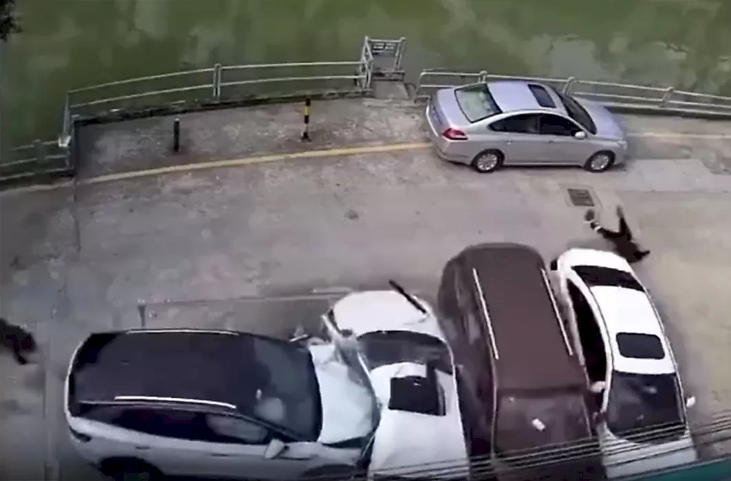 Пьяный китаец сбил двух пешеходов, разбил 4 автомобиля и скрылся с места ДТП
