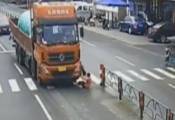 Грузовик сбил женщину, спасающую щенка на пешеходном переходе в Китае (Видео)