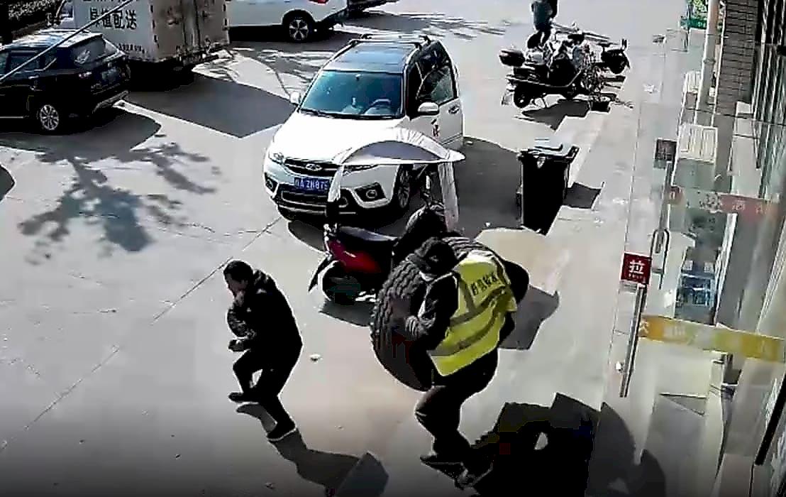 Грузовое колесо, поразившее полицейского, попало на видео в КНР