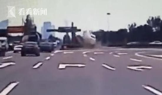 Китайская автовладелица «взмыла в небо» в салоне своего «Мерседеса» (Видео)