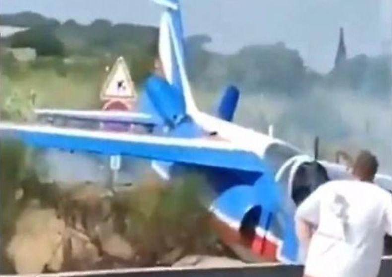 Пилот успел катапультироваться из падающего самолёта во Франции ▶