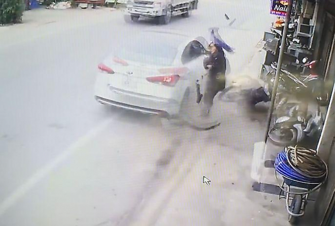 Вьетнамский лихач проехал в миллиметрах от девушки, идущей по обочине дороги ▶