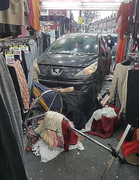 Двое преступников, скрываясь от полицейских на угнанной машине, протаранили магазин одежды в Бирмингеме ▶