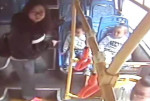 Двухлетний мальчик последовал за неправильной мамой на остановке в Китае (Видео)