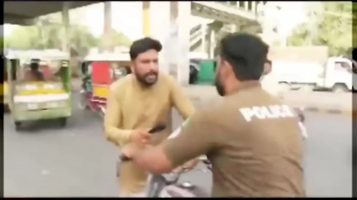 Горячий репортаж: журналист получил по лицу от пьяного полицейского в Пакистане