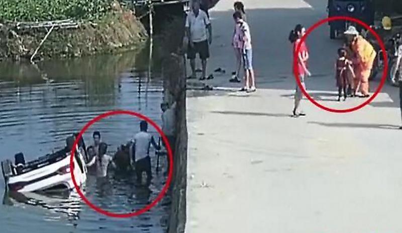 Китайские селяне вытащили 4-х человек из упавшего в пруд автомобиля ▶
