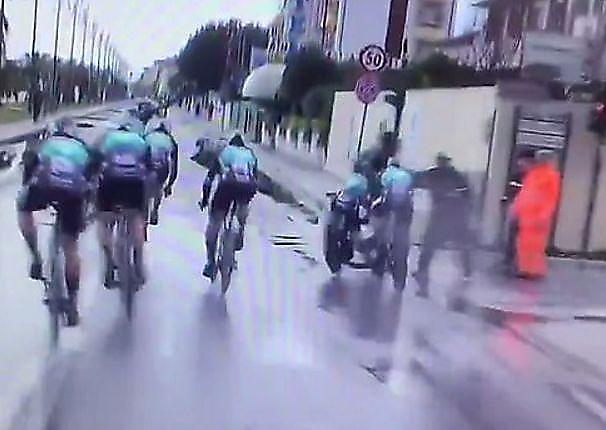 Пешеход «подрезал» двоих участников велозаезда в Италии ▶