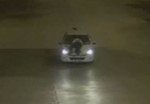 Пьяный водитель увёз в неизвестном направлении полицейского на капоте своего автомобиля (Видео)