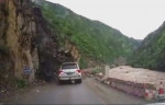 Автомобиль не успел проехать и угодил под оползень в Китае (Видео)