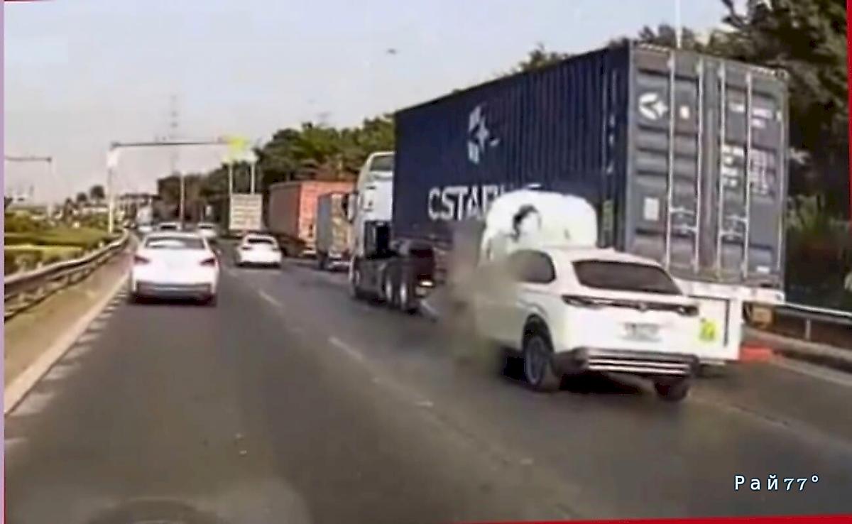 Автомобиль повредил колесо фуре и оказался в центре взрыва ▶️