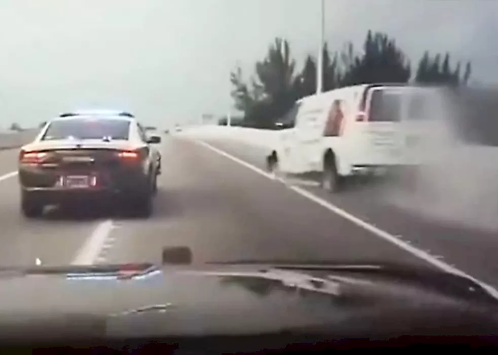 Дикая погоня полицейских за угнанным фургоном попала на видео в США