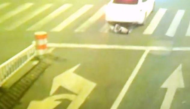 Китайский экстремал решил вздремнуть на автотрассе и совершил путешествие под днищем автомобиля (Видео)