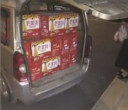 Китайский водитель неожиданно обнаружил 30 коробок с соком в багажнике своего автомобиля (Видео)