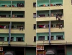 Момент спасения мужчины, сидящего на карнизе 3-го этажа, попал на видеокамеру в Бразилии (Видео)