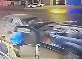 Ребёнок покинул легковушку за секунды до ДТП ▶