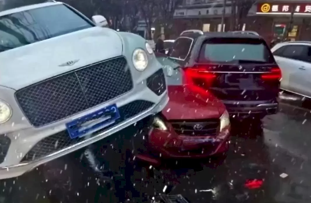 Водитель перепутал педали и протаранил дорогостоящий Bentley: видео
